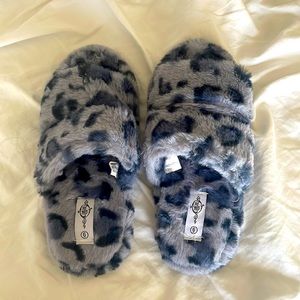 Slipper (size 6)